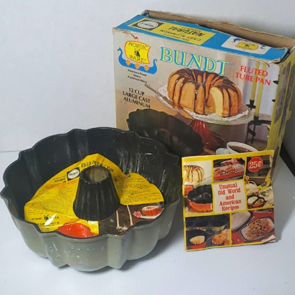 Vintage Nordic Ware Pan w/Original Box & Recipe Book 12 Cup